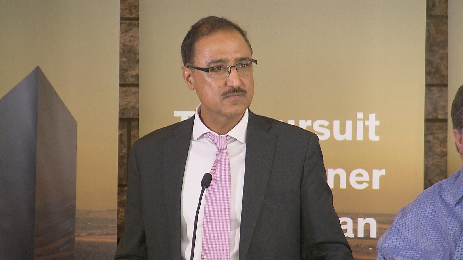 Amarjeet Sohi, député d'Edmonton–Mill Woods et ministre des Ressources naturelles lors d'un point de presse à Calgary.