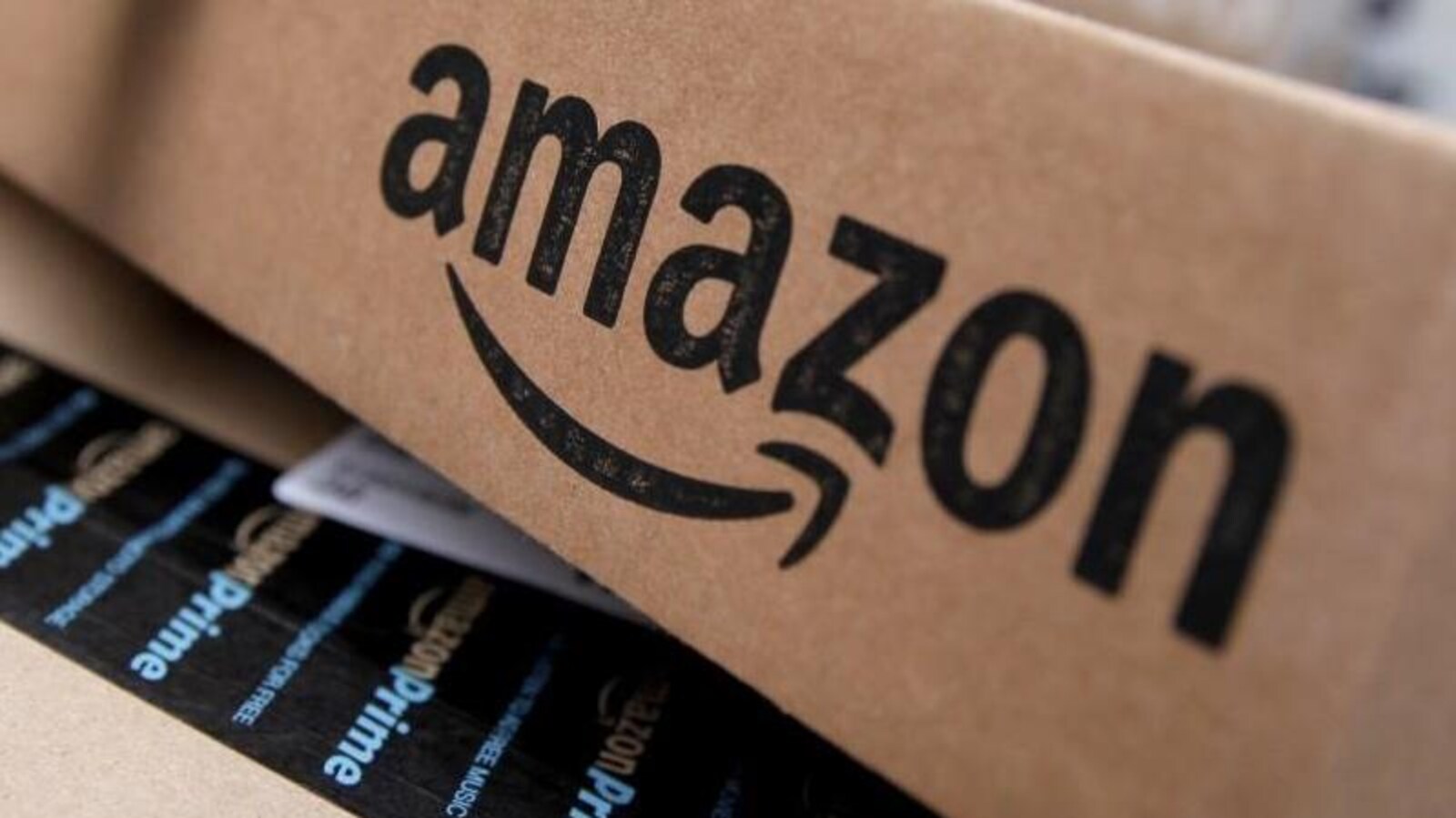 Un bout d'emballage en carton avec un grand logo d'Amazon imprimé dessus