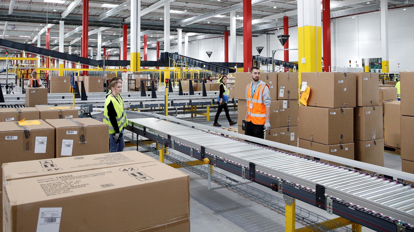Des employés d’Amazon travaillent dans un entrepôt du géant américain du commerce de détail, situé près d’Amiens, en France.