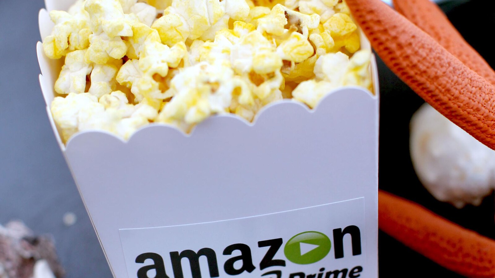 Un carton identifié Amazon est rempli de pop-corn.