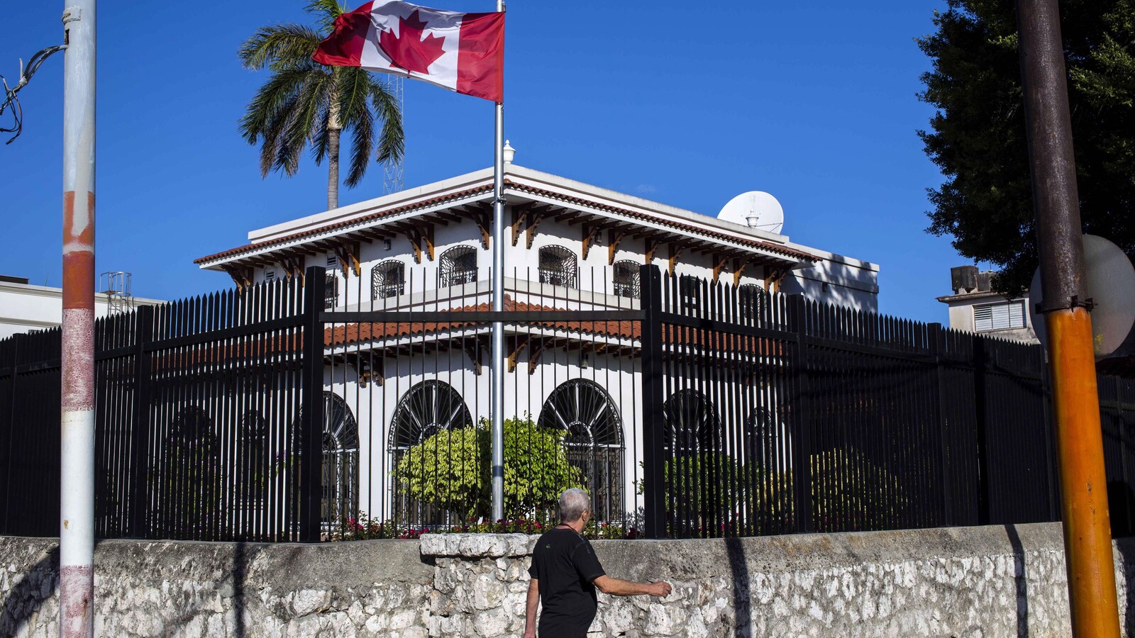 Un homme devant l'ambassade du Canada à La Havane, à Cuba.