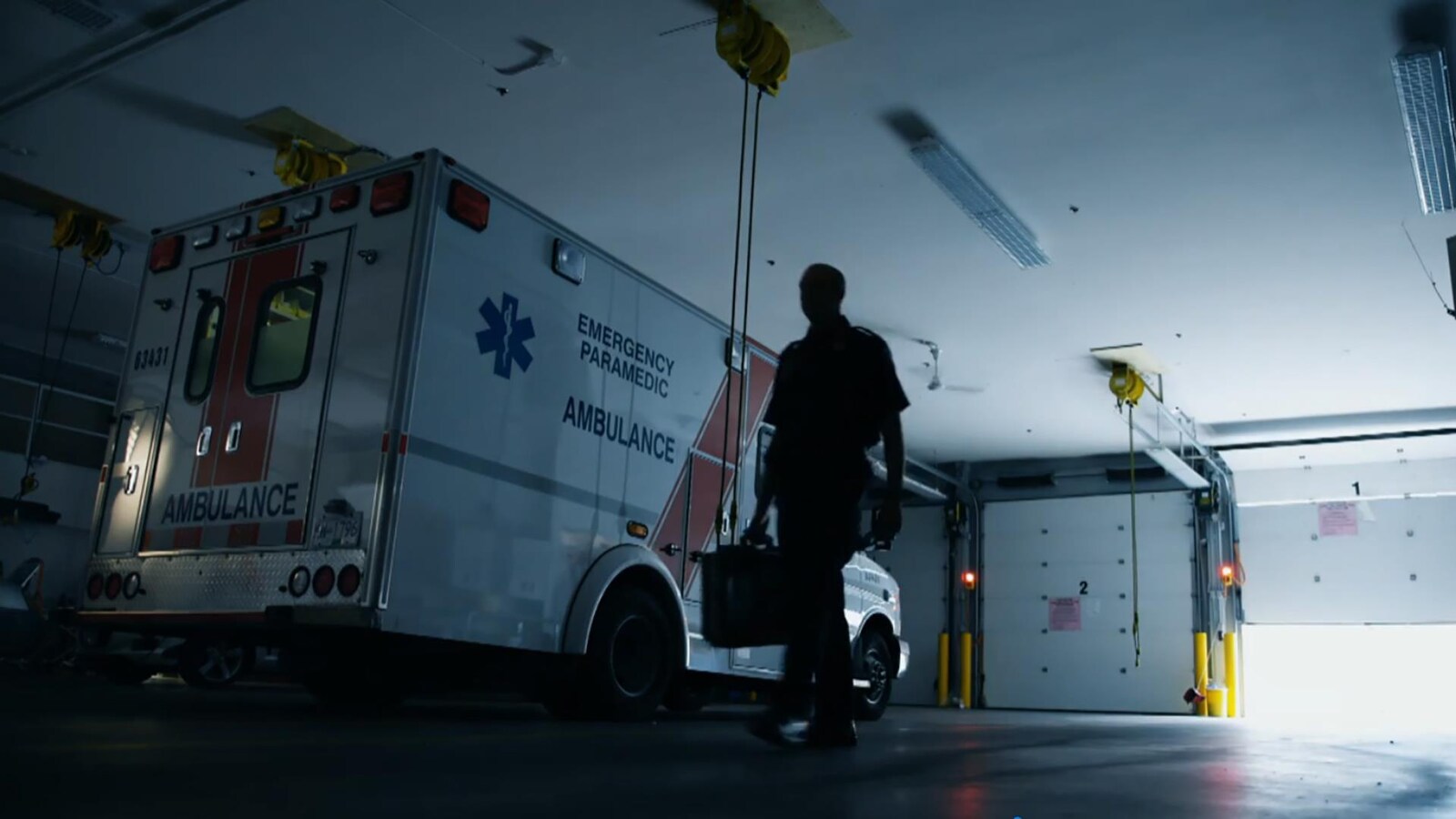 Une ambulance dans un garage