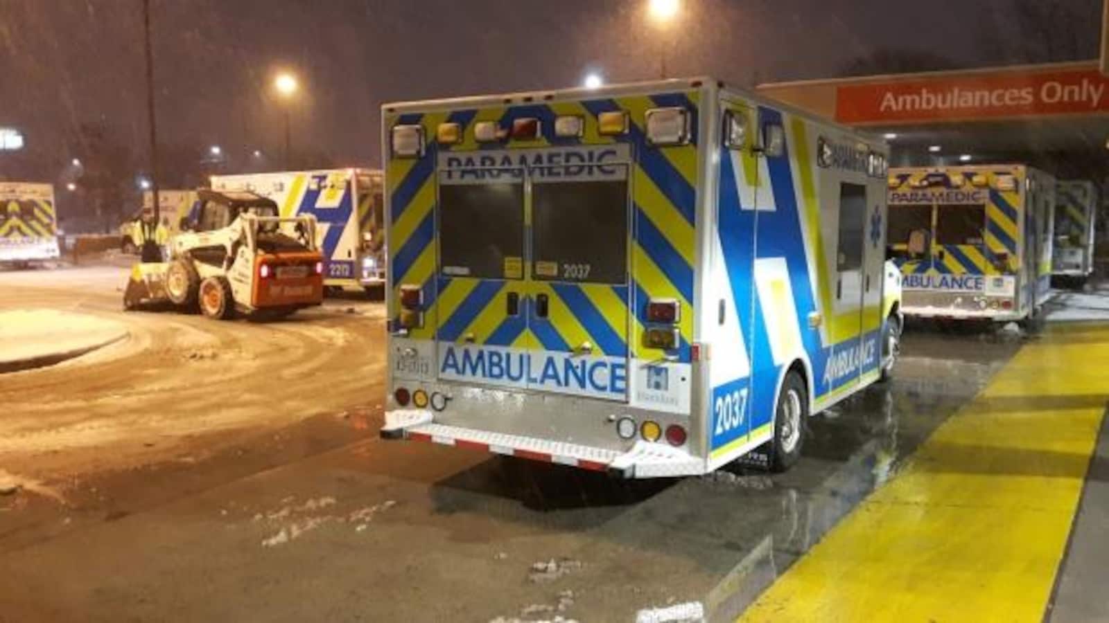 Des ambulances attendent en ligne à l'urgence de l'hôpital Hamilton Health Sciences.