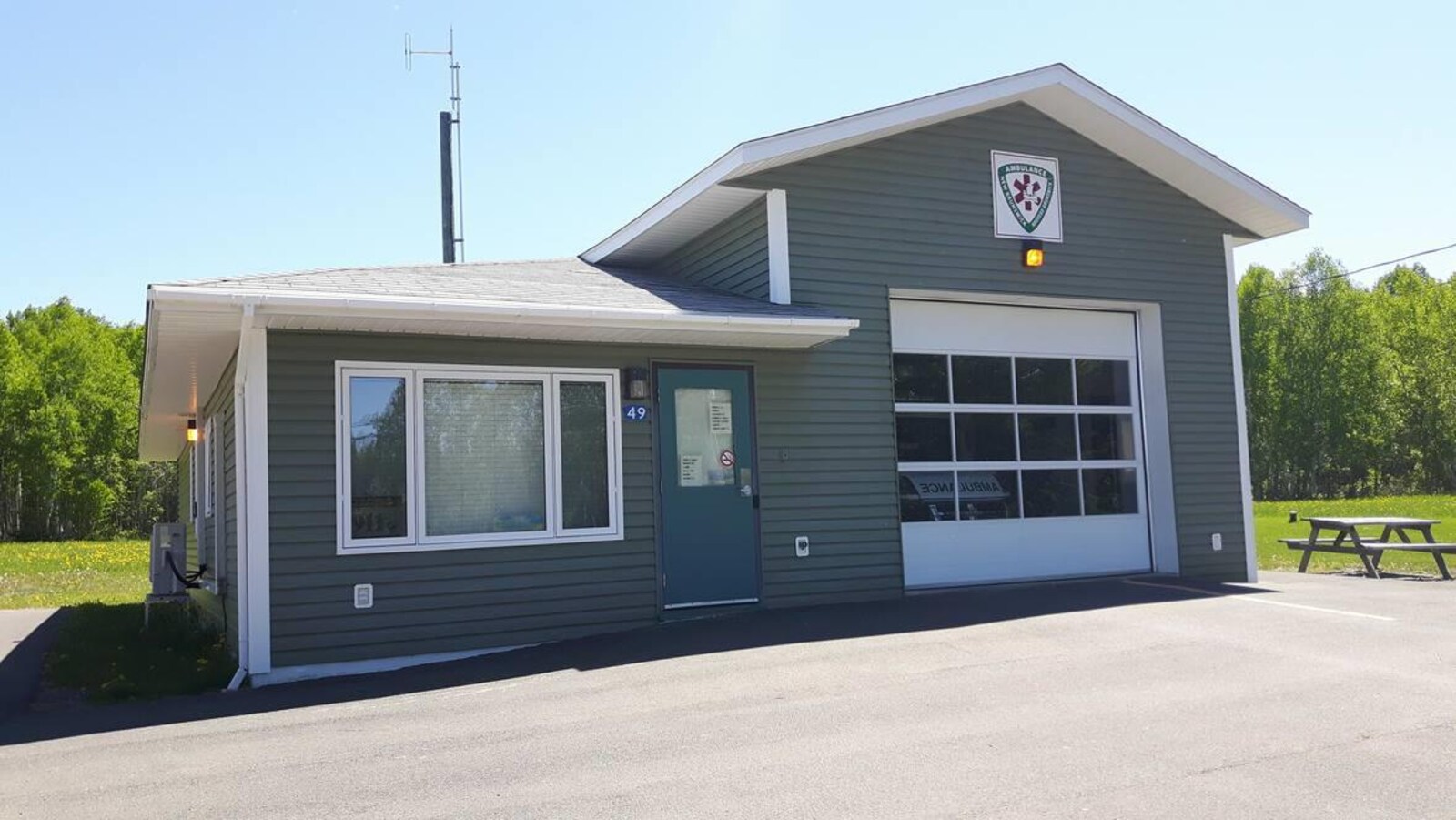Une ambulance stationnée dans un petit garage en milieu rural