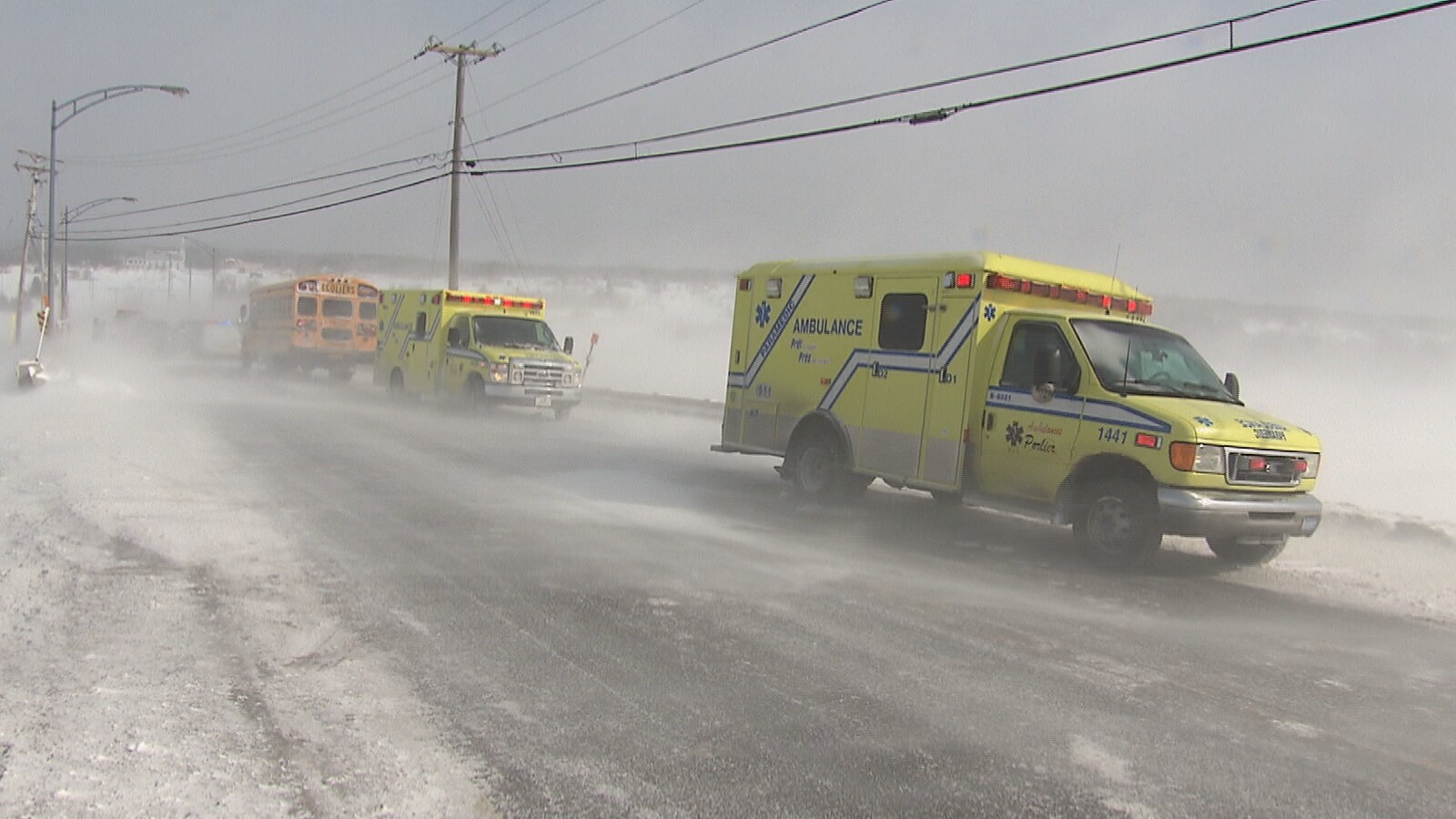 Deux ambulances sur une route enneigée