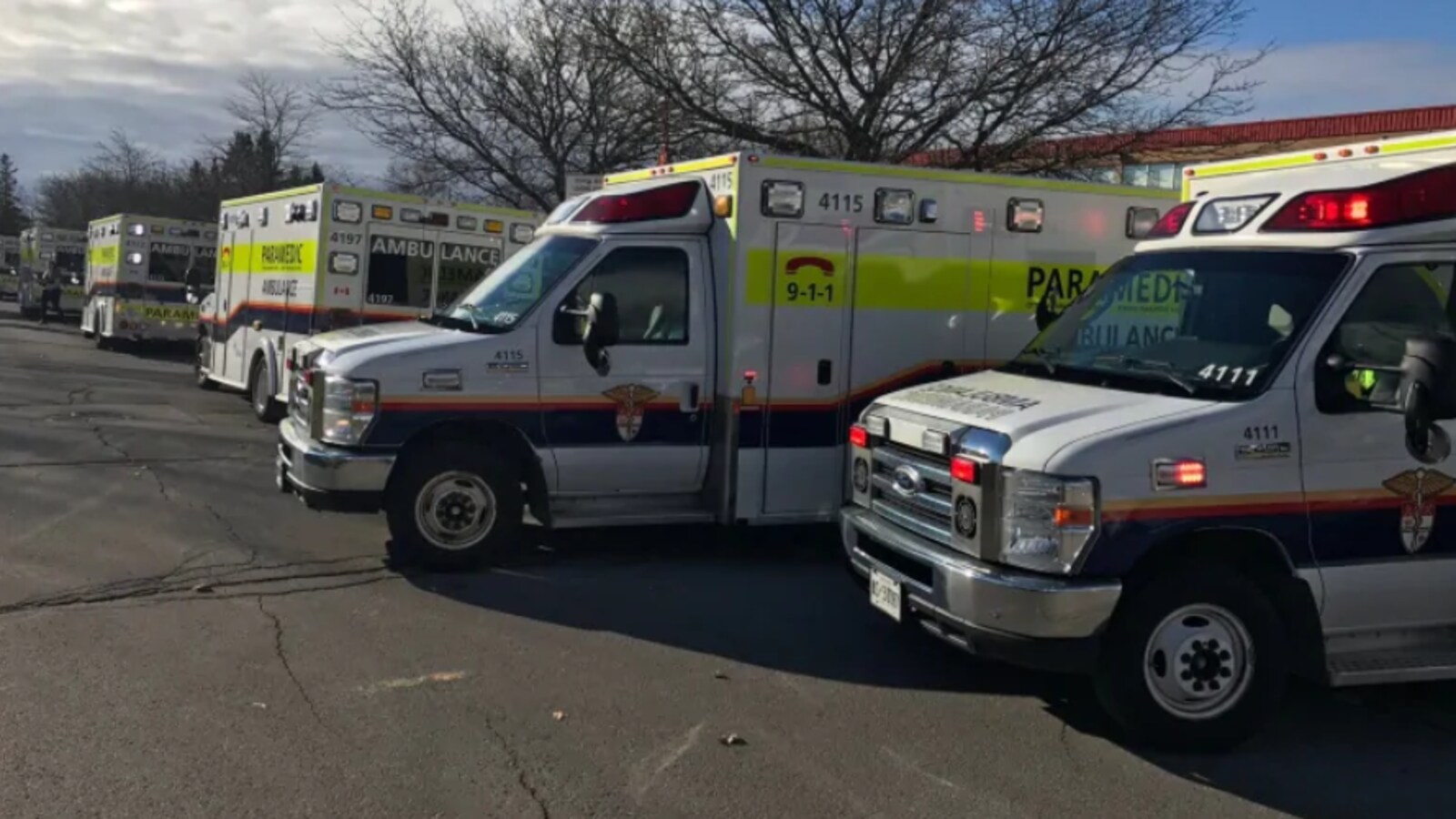 Au moins 5 ambulances dans une rue.