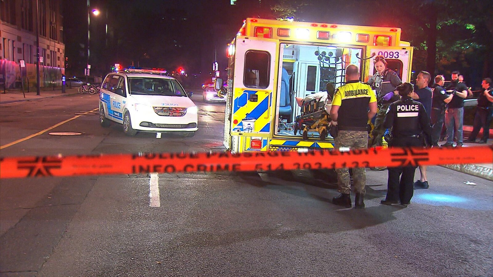 Un homme est placé dans une ambulance en pleine nuit, au centre-ville de Montréal.