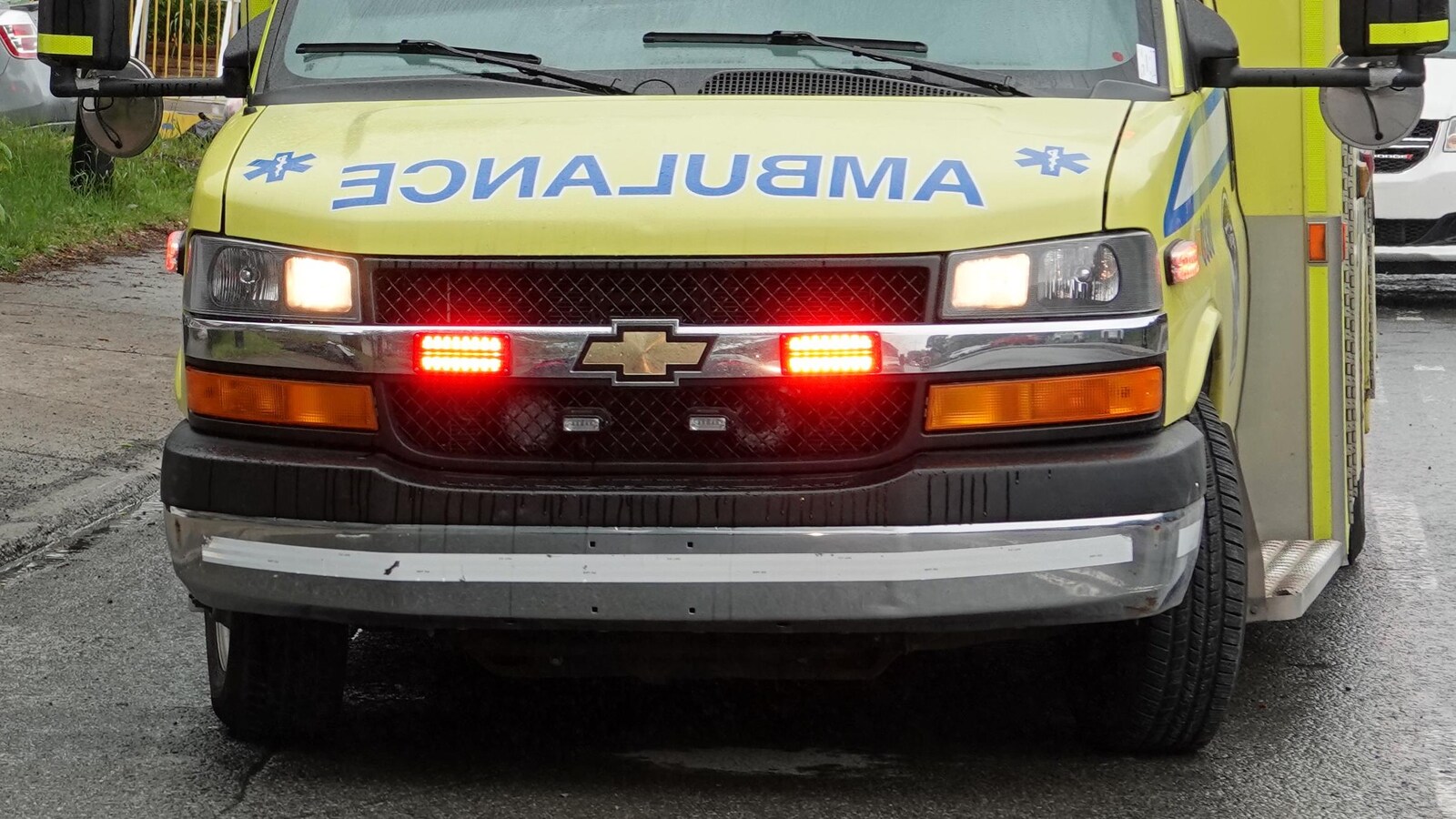 Une ambulance sous le pluie.