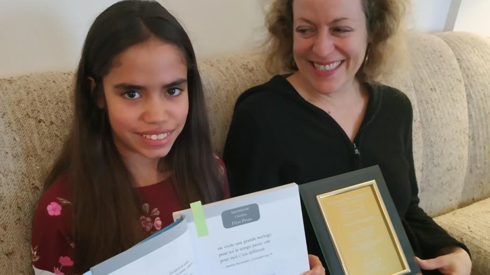 Portrait en couleur de la jeune Montréalaise Amelia Hernandez en compagnie de la poète Jeanne Painchaud