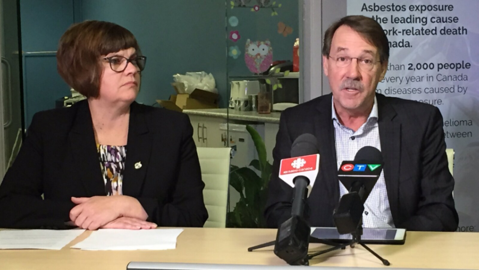 Sheri Benson et Larry Hubich lors d'une conférence de presse à Saskatoon.