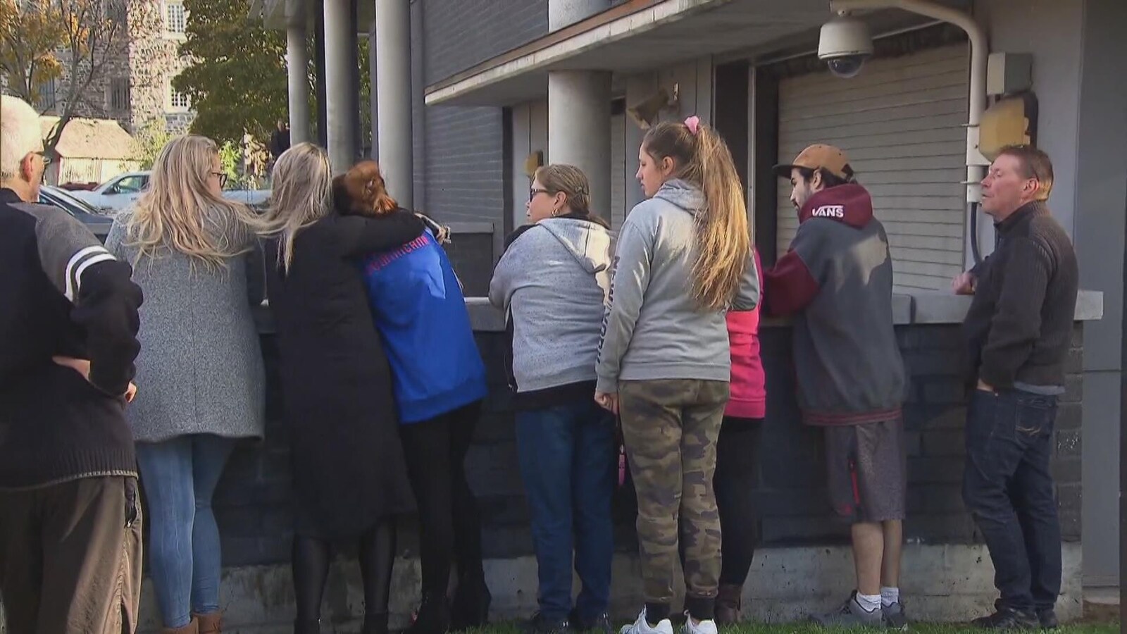 Des proches d'Ophélie Martin-Cyr attendent l'arrivée des deux présumés meurtriers de la jeune femme de 19 ans au palais de justice de Trois-Rivières.