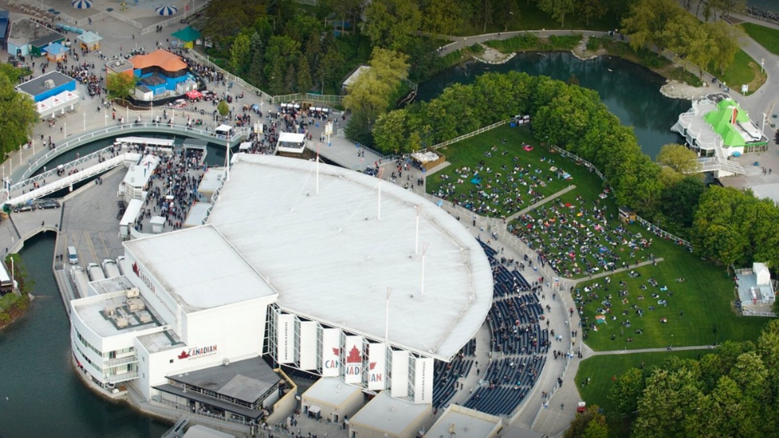 L’amphithéâtre Molson devient la scène Budweiser ICI RadioCanada.ca