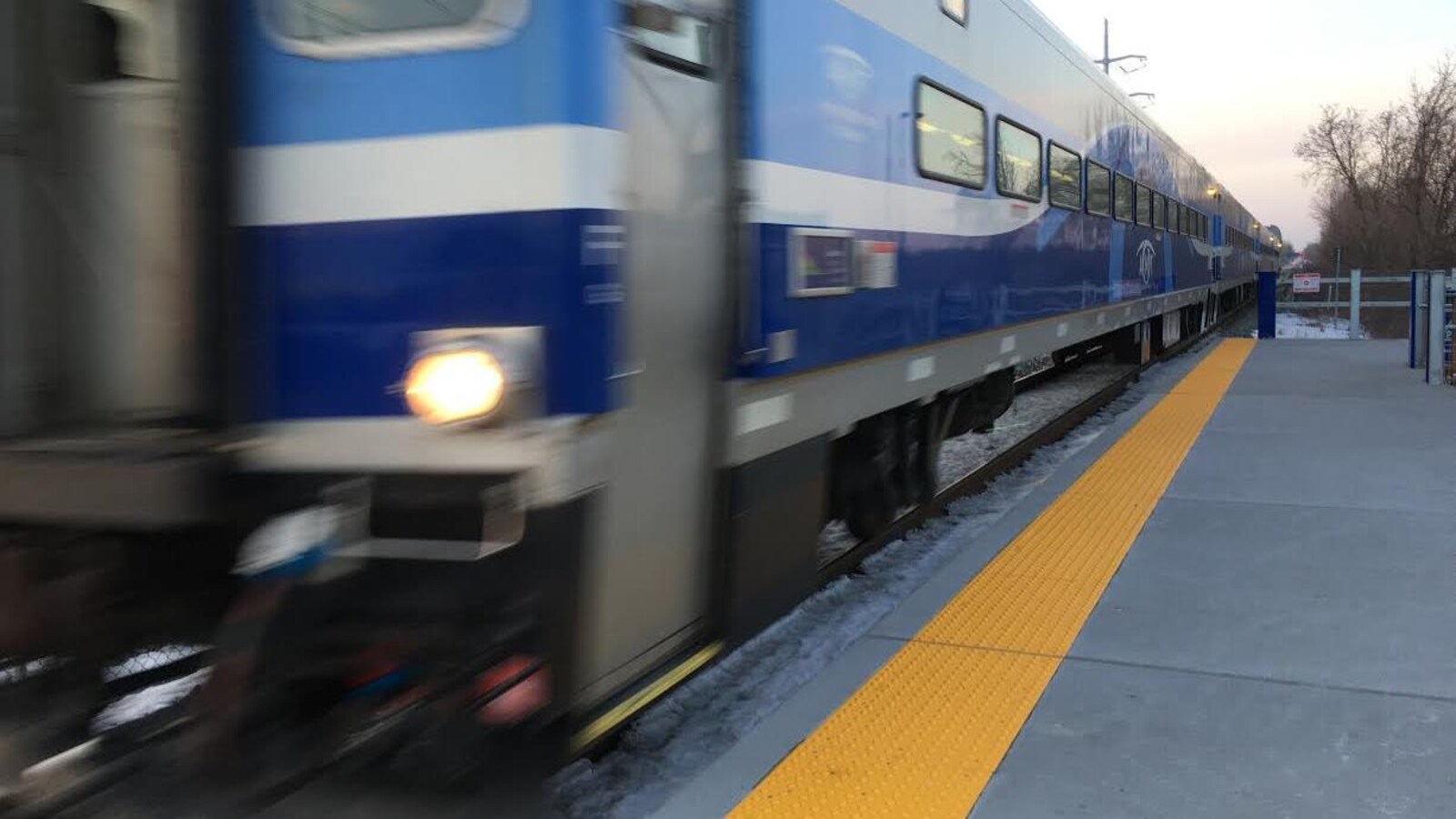 Un train arrive à la gare du Canal, située sur le boulevard Saint-Joseph, dans l'est de Lachine.