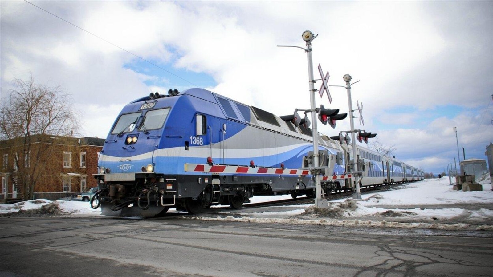 Un train de banlieue traverse l'un des sites envisagé pour la construction d'une gare à Mirabel