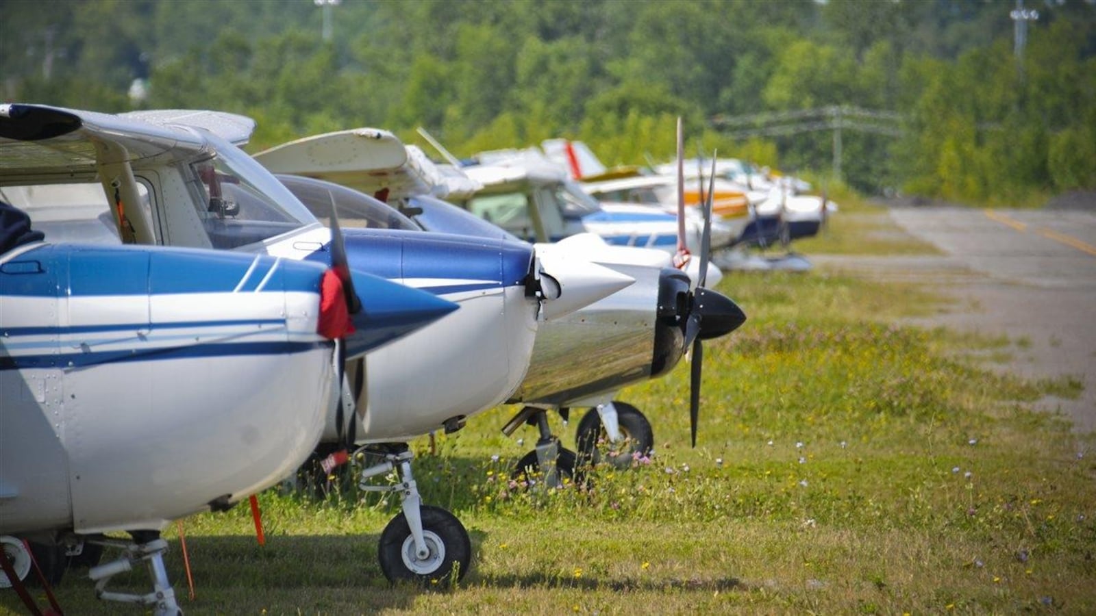 De petits avions stationnés à l'ancien aéroport de Mascouche (archives).