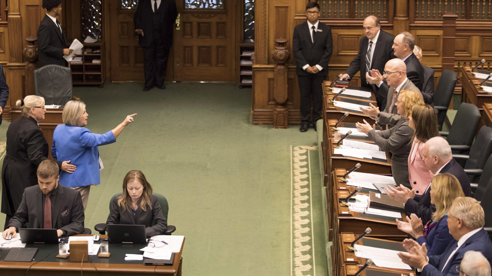 La chef de l'opposition Andrea Horwath est expulsée de la Chambre mercredi lors du débat entourant le dépôt du projet de loi 31.