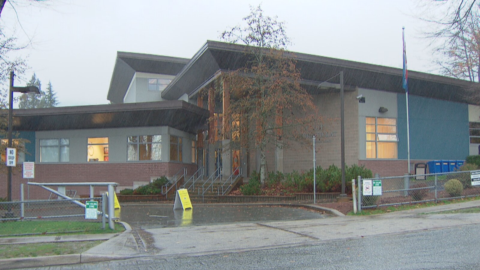 L'entrée d'une école, un jour de pluie.