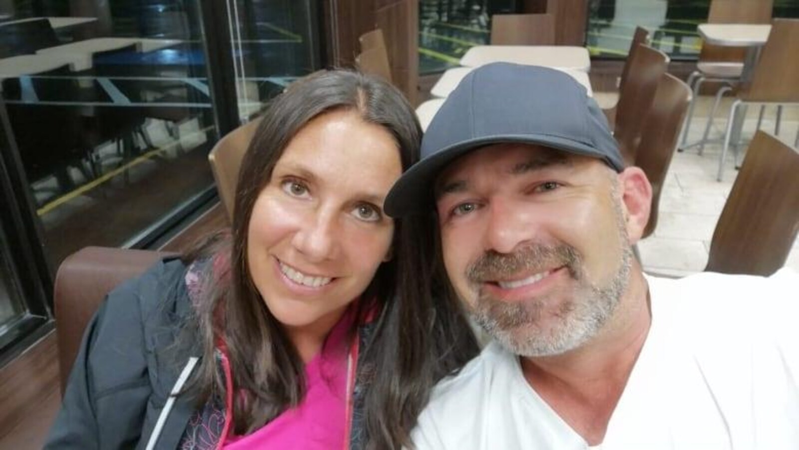 Une photo d'Andrea Speranza et de Marcel André Vautour prise dans un café.