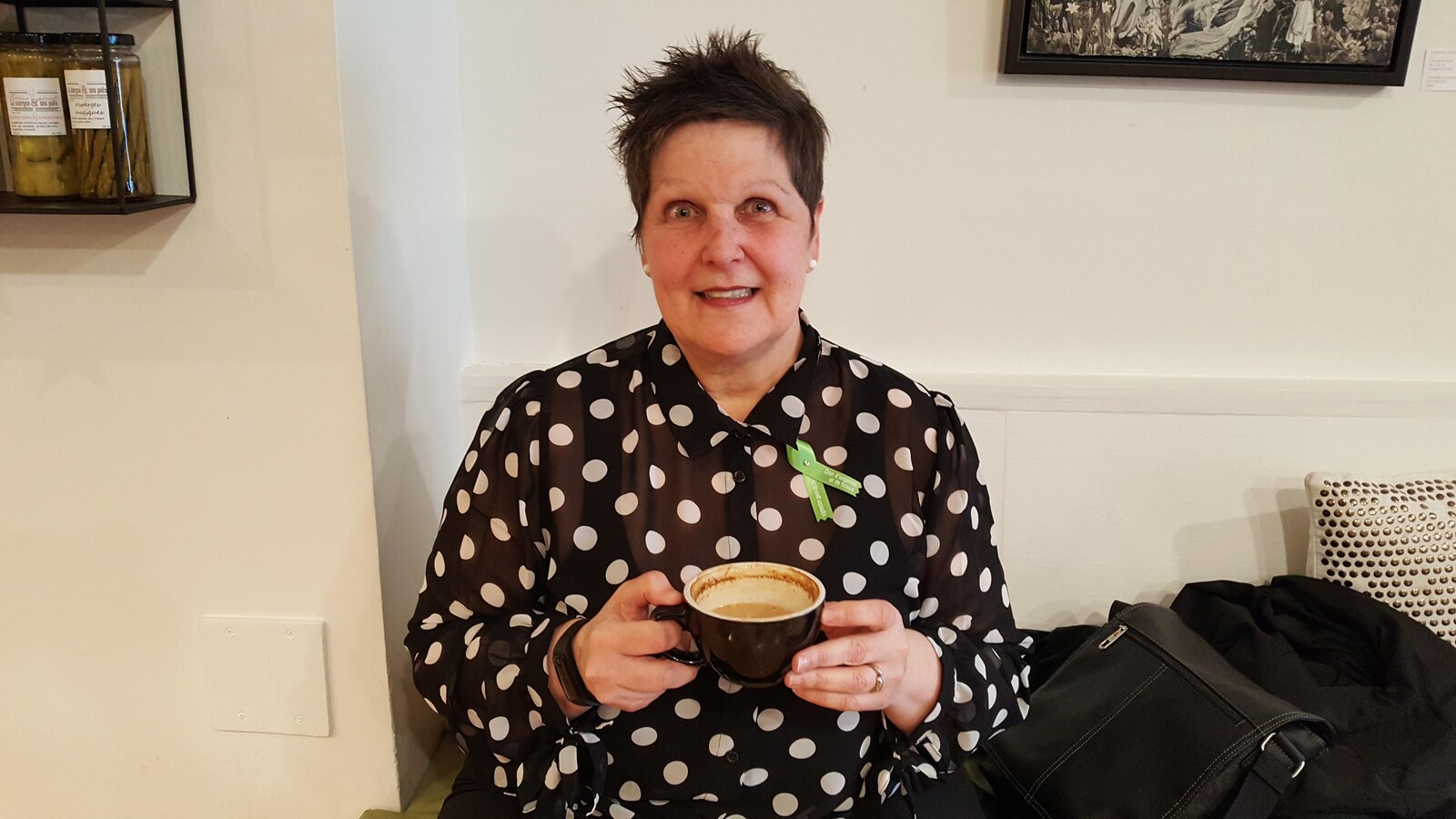Andrée Roy, un café à la main.