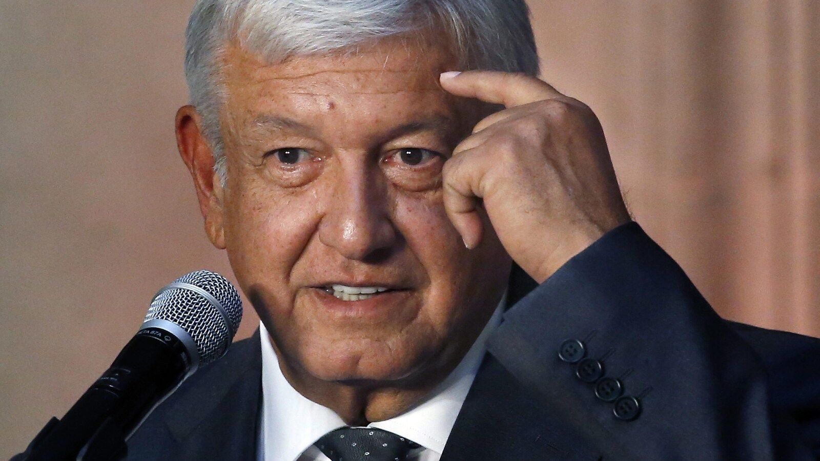 Andres Manuel Lopez Obrador parle dans un micro.