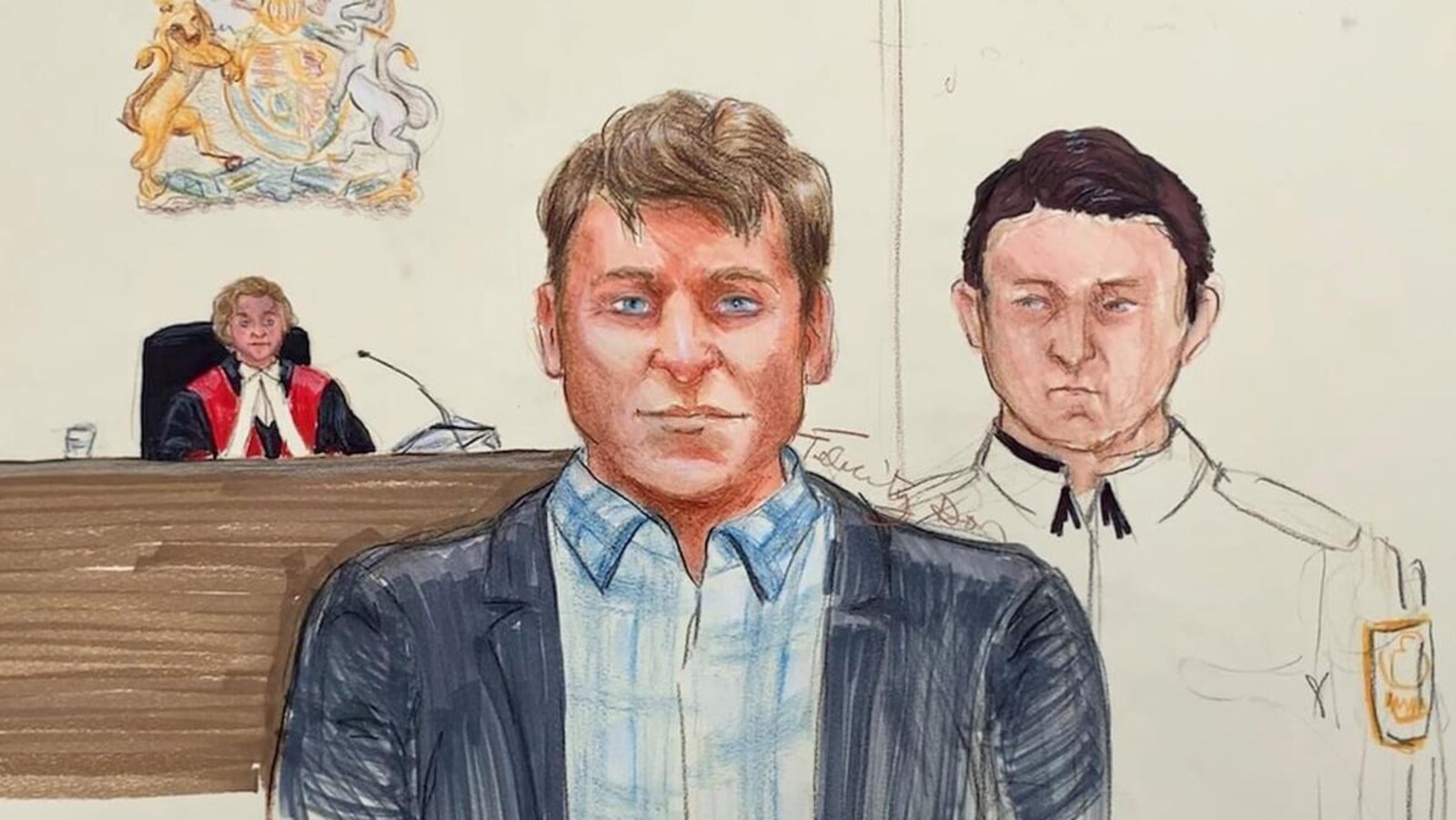 Portrait d'un homme au visage inexpressif accompagné par un policier devant la juge.