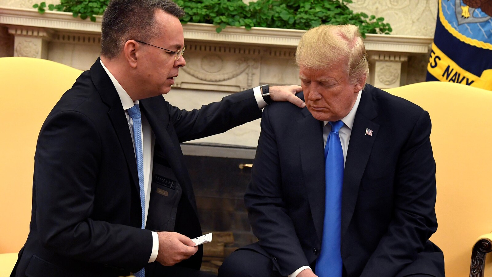Andrew Brunson et Donald Trump prient ensemble dans le bureau du président.