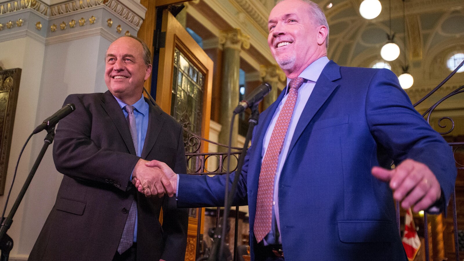 Le leader du Parti vert Andrew Weaver (gauche) et son homologue néo-démocrate John Horgan (droite)
