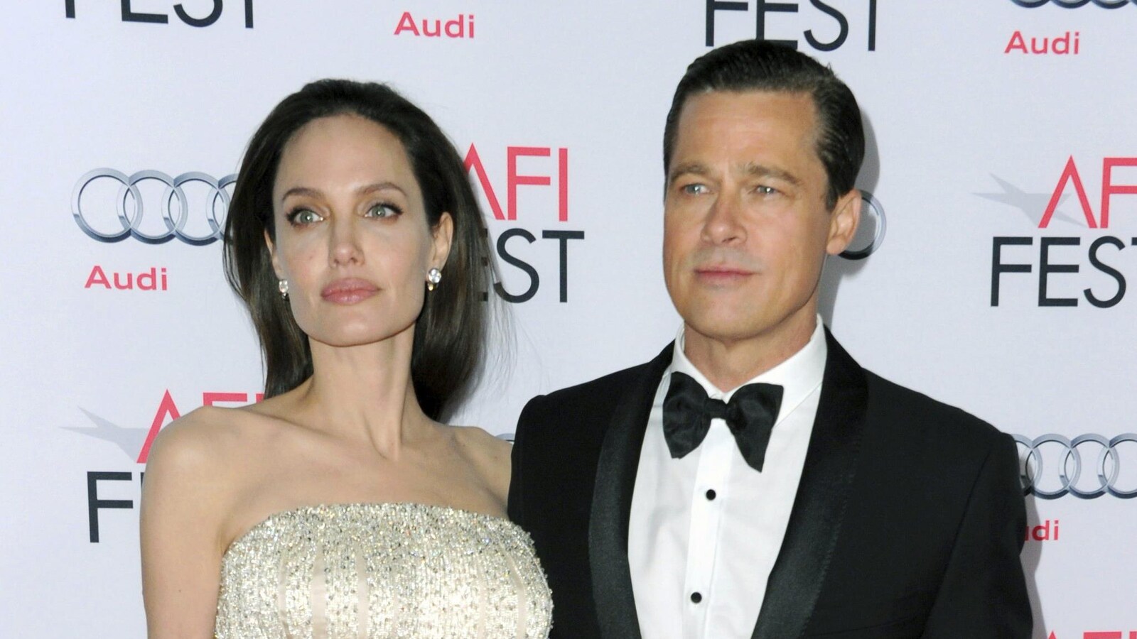 Angelina Jolie et Brad Pitt en tenue de soirée.
