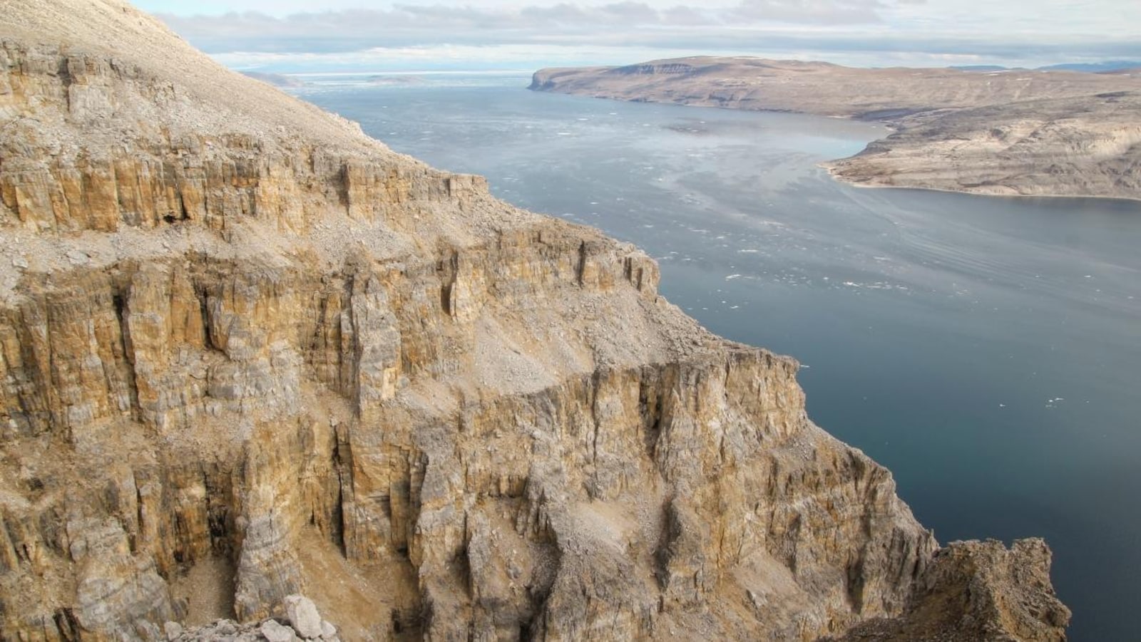 La formation rocheuse Angmaat surplombant le détroit de Tremblay, sur l’île de Baffin.