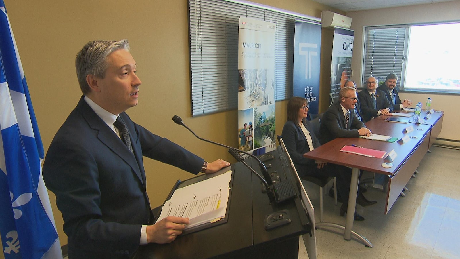 Le ministre François-Philippe Champagne au micro lors d'une annonce à Trois-Rivières