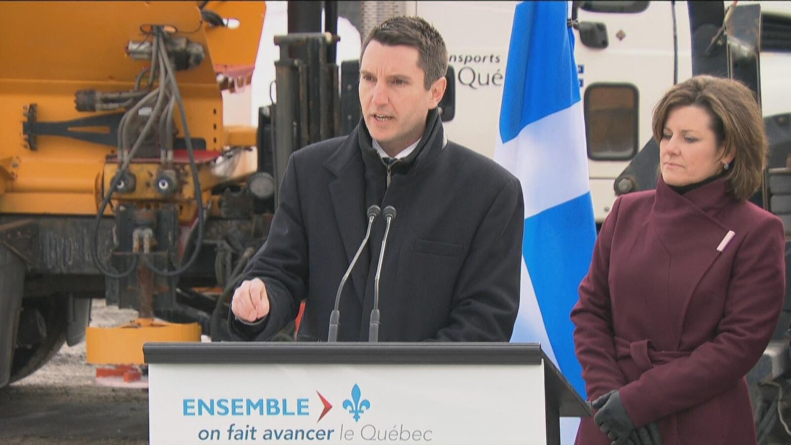 De gauche à droite, le ministre des Transports, André Fortin, et la ministre responsable de l'Outaouais, Stéphanie Vallée.