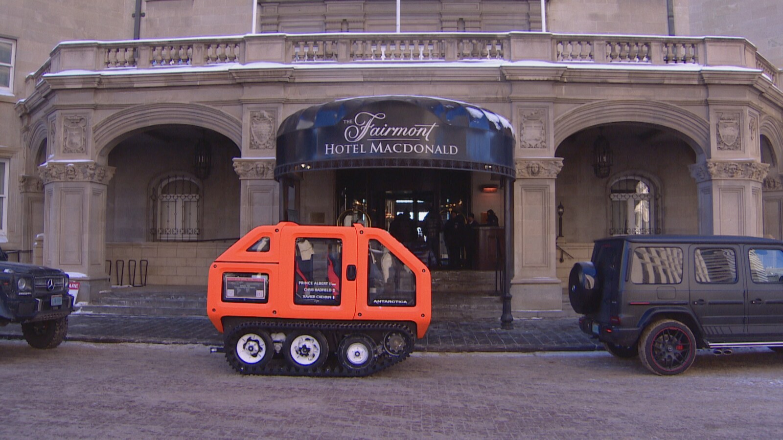Petit véhicule à la forme hexagonale devant l'hôtel MacDonald.