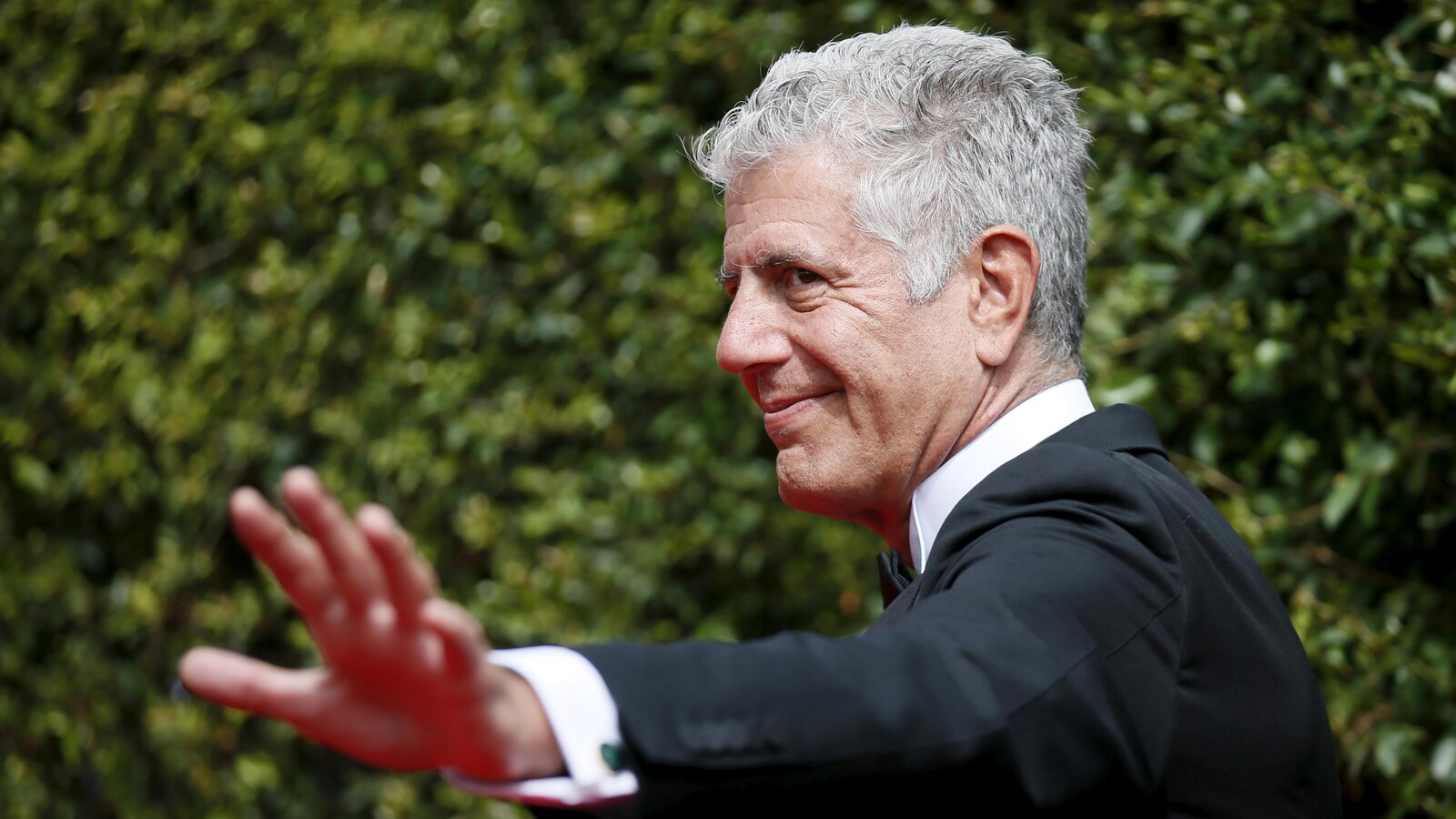 Anthony Bourdain salue les admirateurs et la presse sur le tapis rouge des Emmy en 2015.