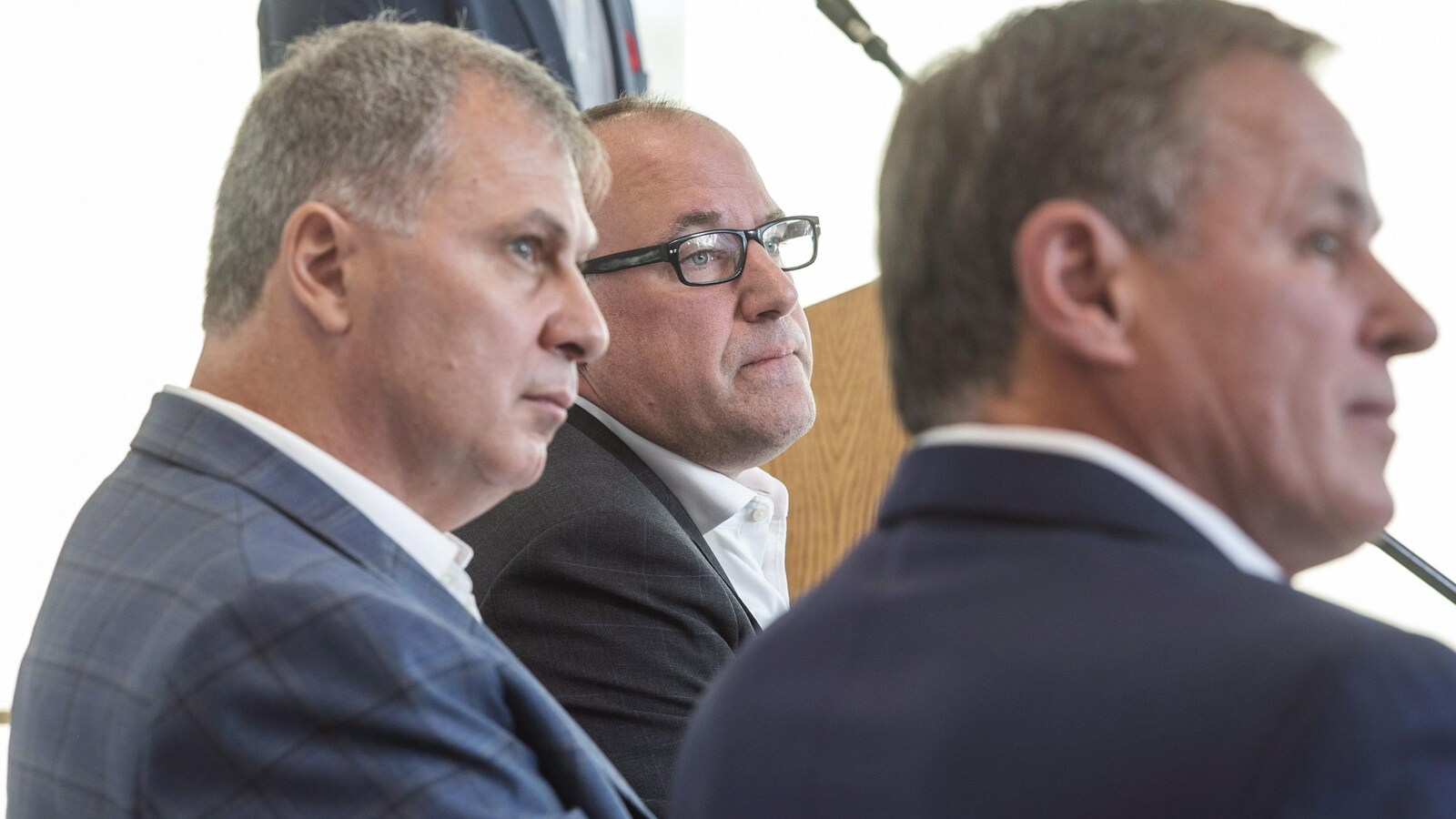 Randy Ambrosie, Anthony LeBlanc et Bruce Bowser en conférence de presse à Halifax.