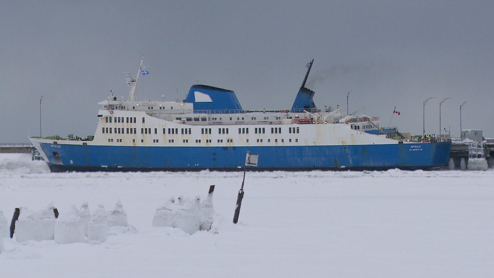 On voit un gros navire sur le fleuve Saint-Laurent. Il est entouré de neige. Il s'agit du traversier Apollo.