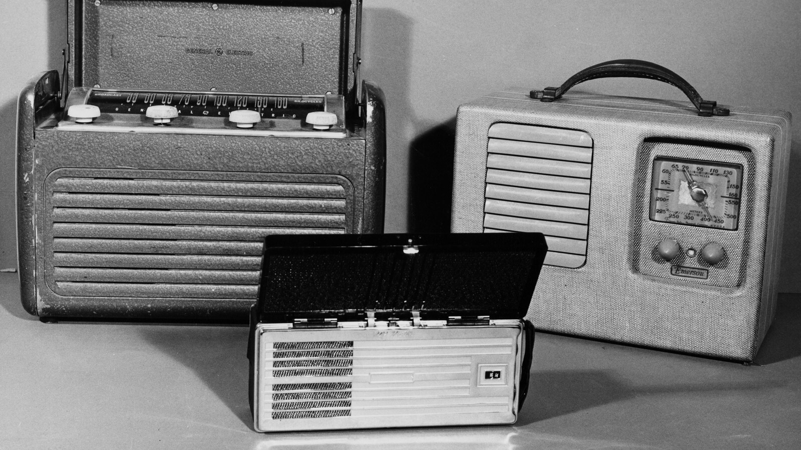 Trois modèles d'appareil de radio portatif à pile ou électrique datant de 1937 à 1960.