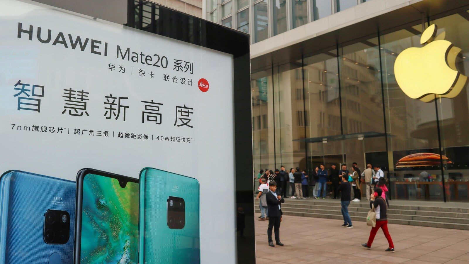 Une photo montrant une publicité pour des téléphones de Huawei devant un magasin Apple en Chine.