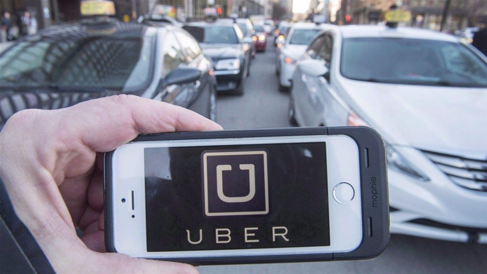 L'application Uber et des voitures de taxi.