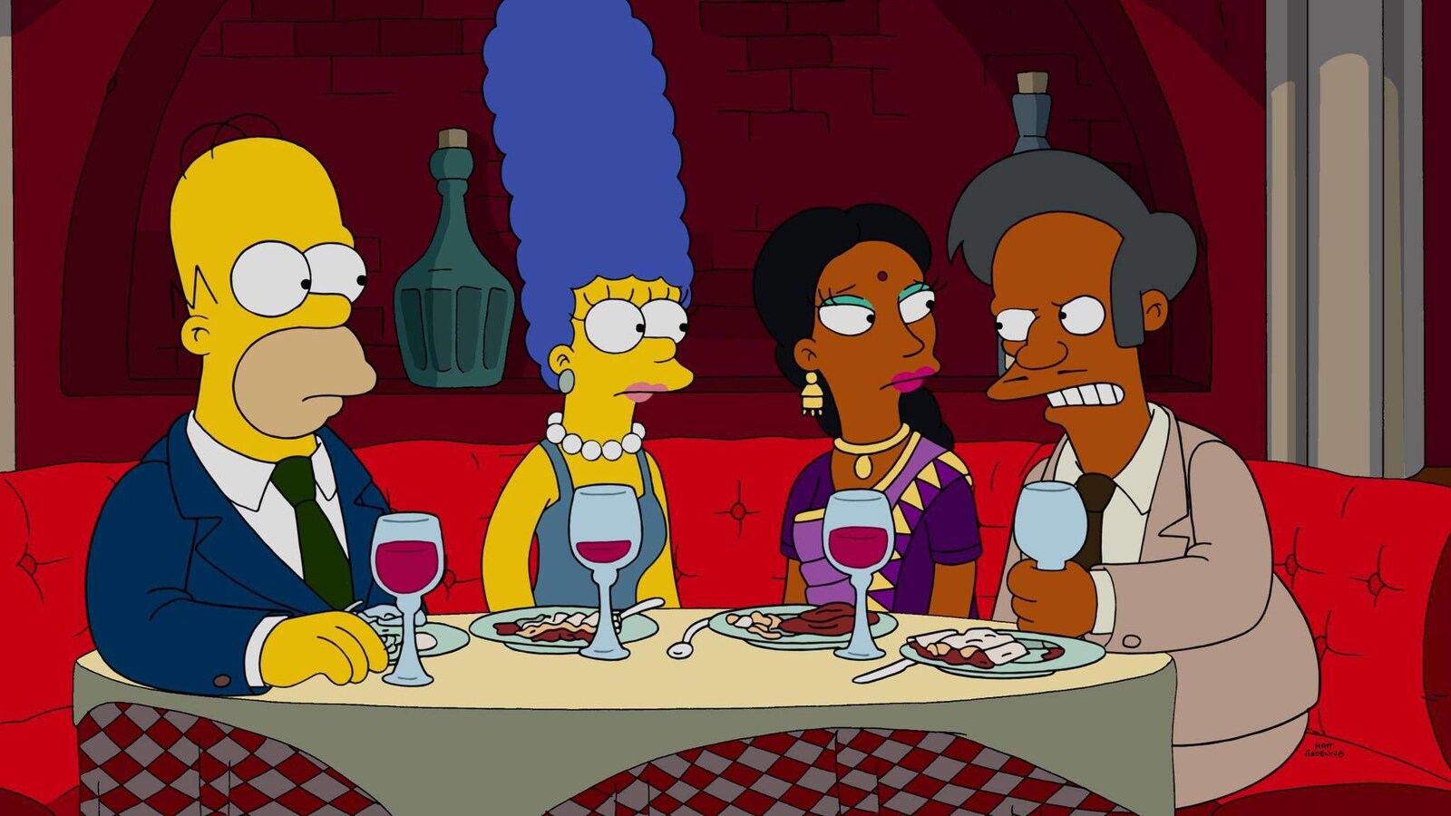 Apu tient son verre de vin avec colère en regardant Homer, dans une scène de la série Les Simpson