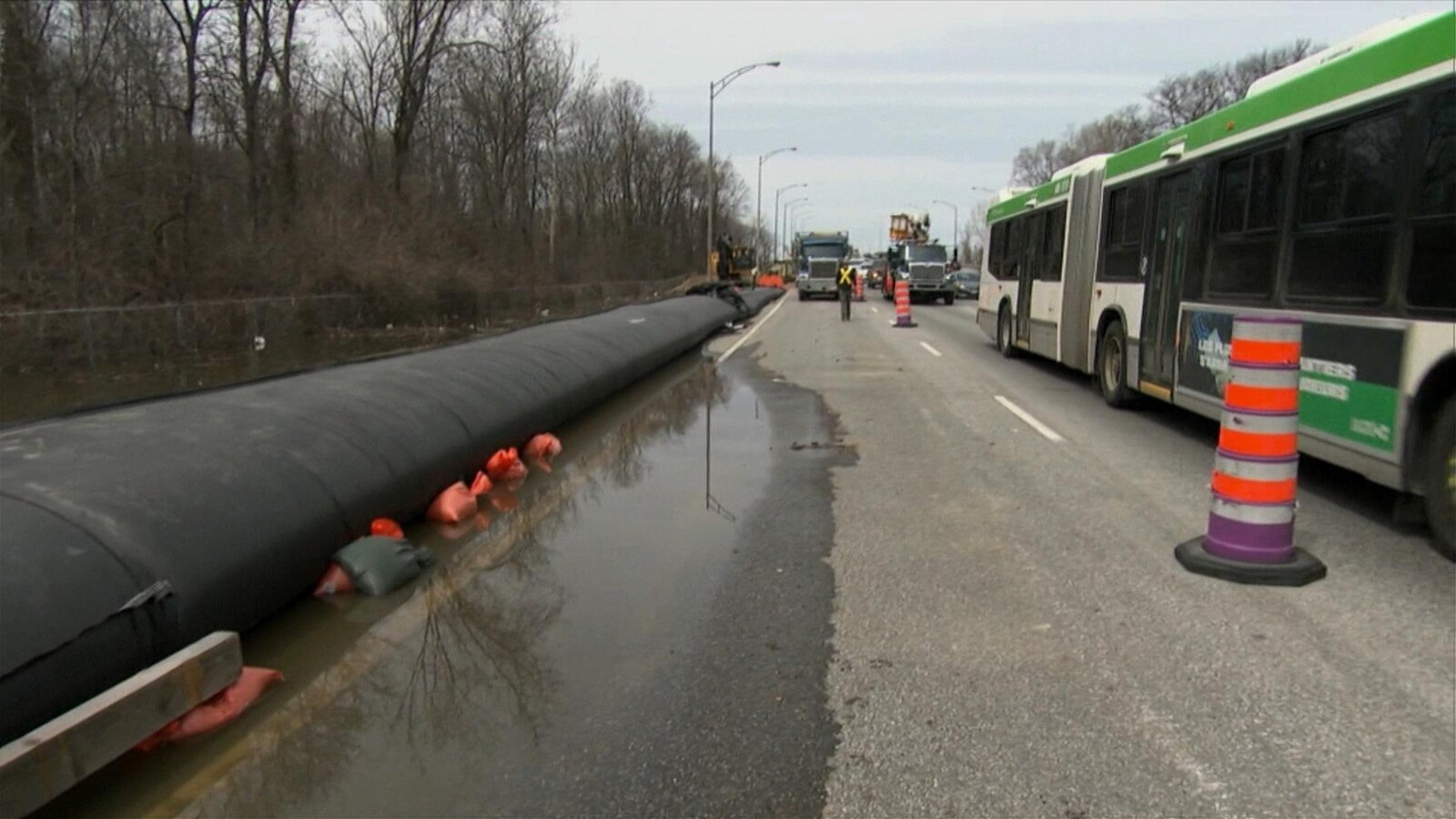 Un long boyau rempli d'eau longe le bord de l'autoroute.