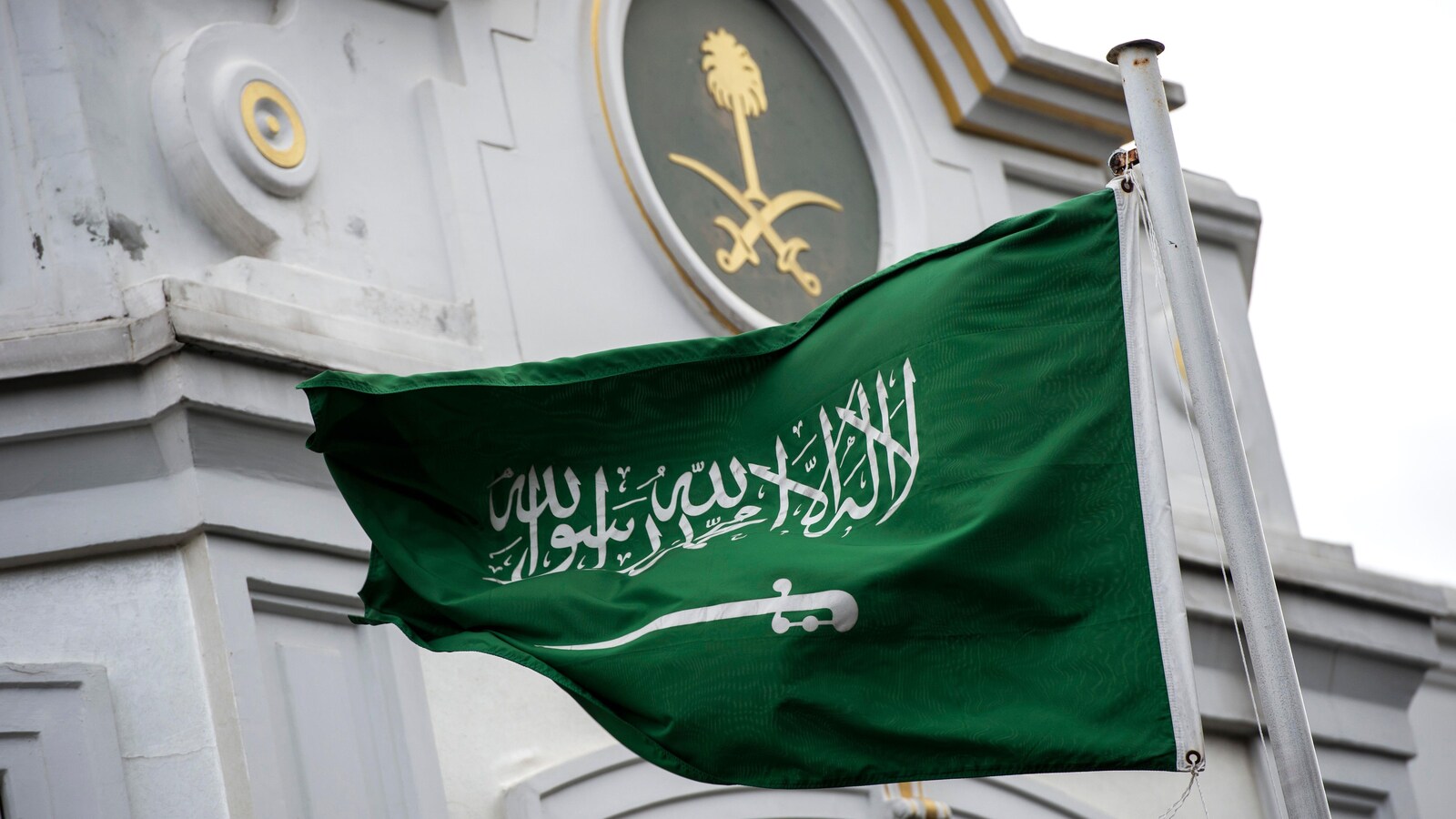 Le drapeau saoudien flotte au-dessus du consulat saoudien à Istanbul, où le journaliste Jamal Khashoggi a été vu pour la dernière fois le 2 octobre dernier.