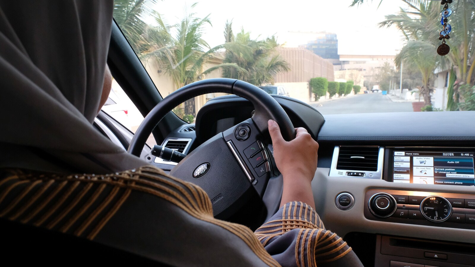 Une femme saoudienne au volant d'une voiture.