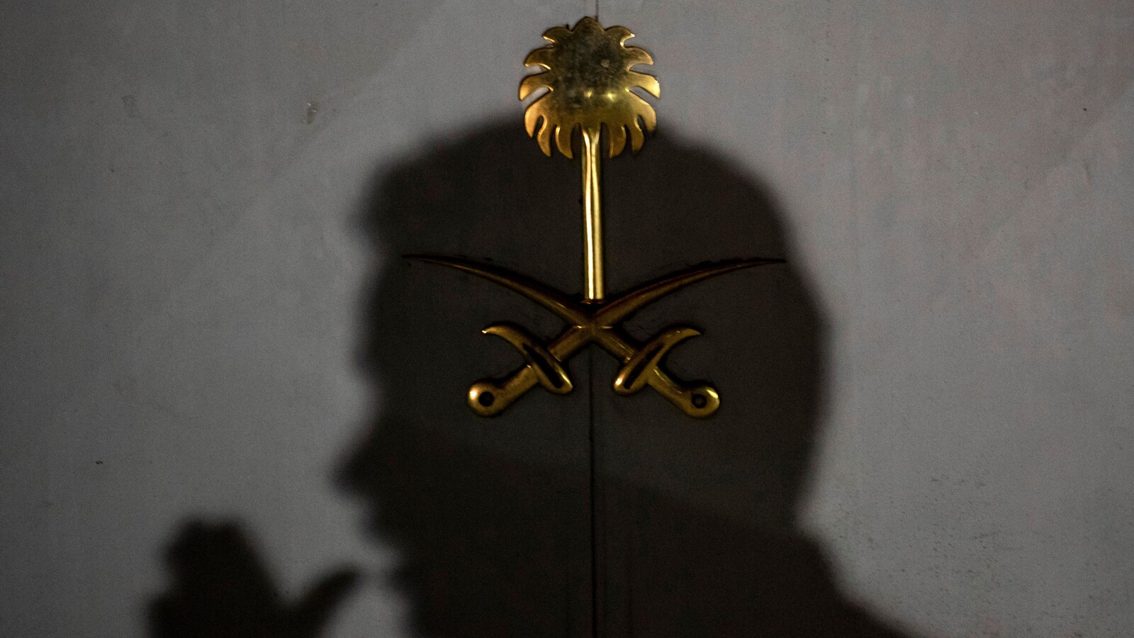 Un responsable saoudien se tient près de la porte arrière du consulat saoudien à Istanbul, le 17 octobre, alors que des officiers de police turcs y mènent une deuxième enquête.