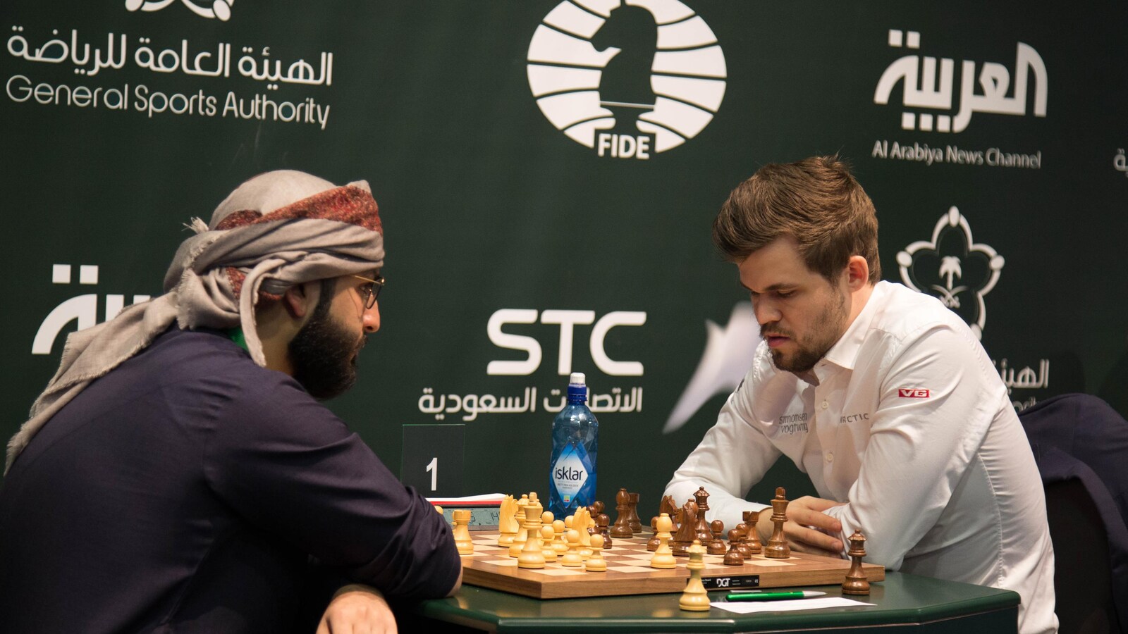 Deux hommes jouent aux échecs.