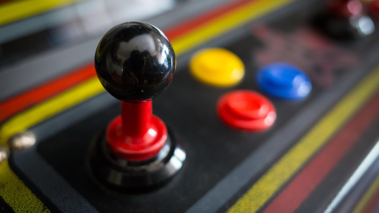 Une photo montrant le manche analogique d'une machine d'arcade.