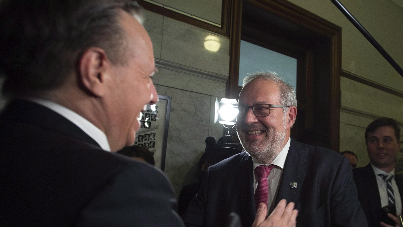Le chef intérimaire du PLQ, Pierre Arcand, et le premier ministre François Legault sont tout sourire.