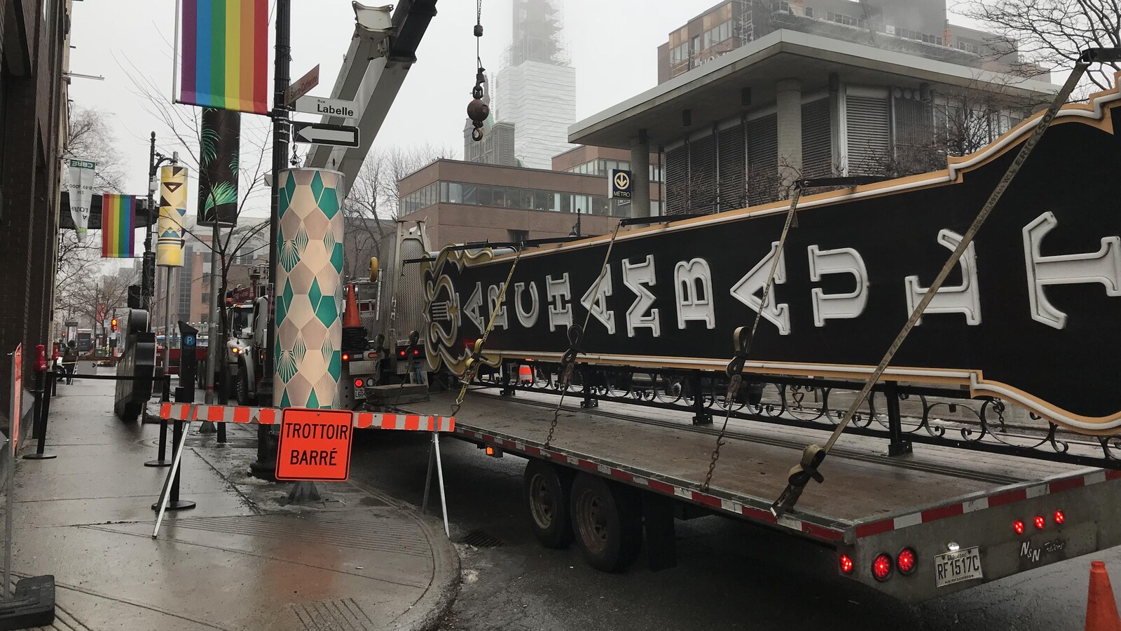 L'enseigne sur la plateforme sur la rue Sainte-Catherine.