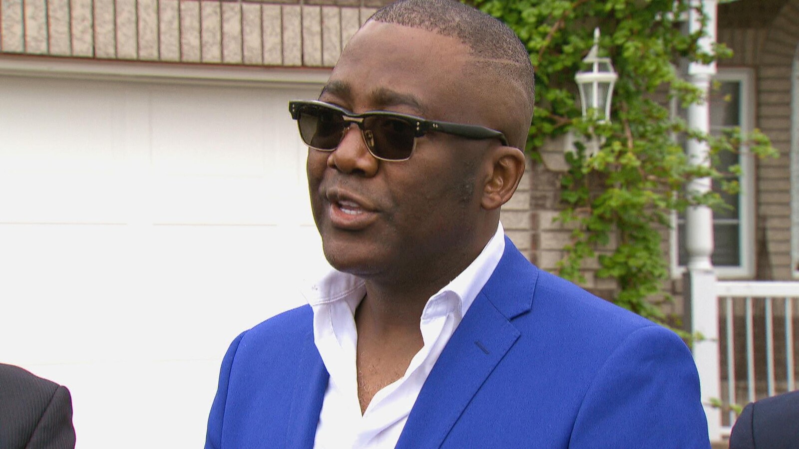 M. Konga donne une entrevue devant sa résidence.