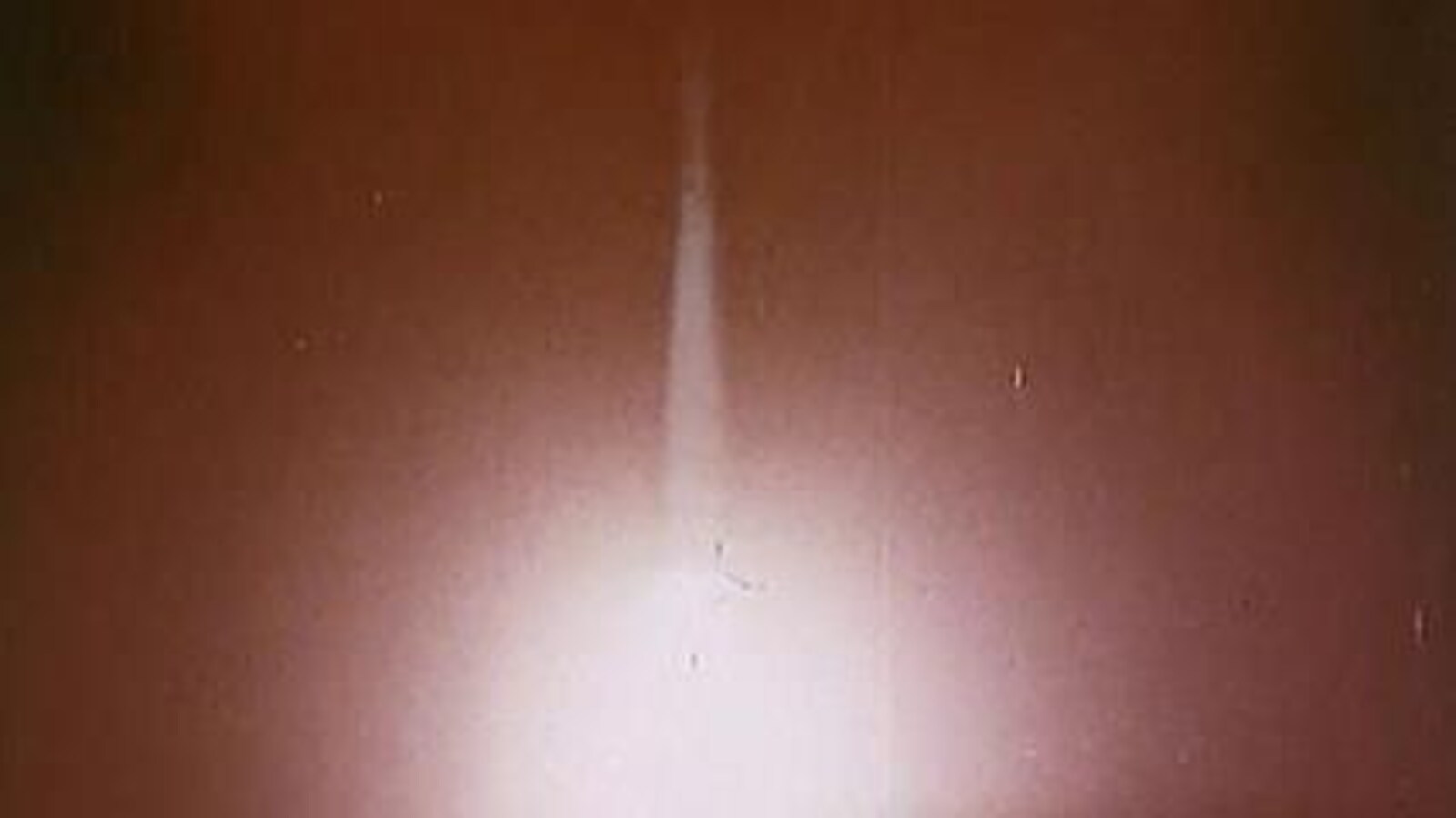 Décollage d'une fusée pour placer en orbite le satellite Alouette 1.