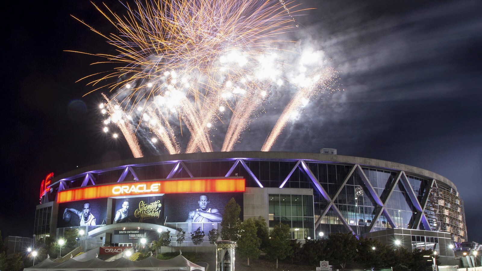 Des feux d'artifice au dessus de l'Oracle Arena, la nuit.